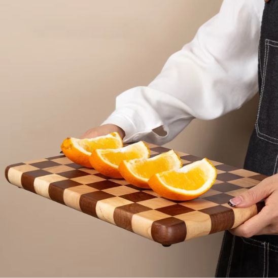planche à découper en bois utilisée comme plateau