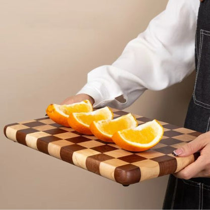 planche à découper en bois utilisée comme plateau