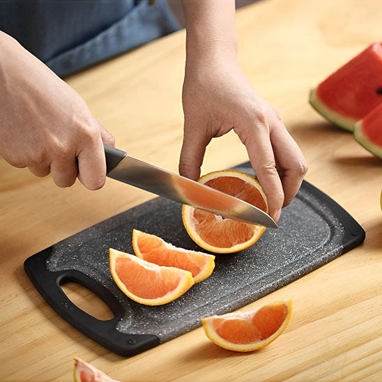 planche a decouper fente pour récupérer le jus